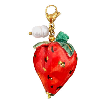 Nuestro charm fresa de cerámica silciliana, decorado con perla natural y pintado a mano de Marardi