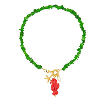 Collar corto de piedras verde y colgante de cerámica que es un caballito de mar rojo con una perla natural y estrella marardi

