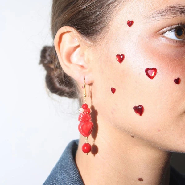 Pendientes largos de corazón ardiente rojo de cerámica Siciliana y perlas naturales de Marardi