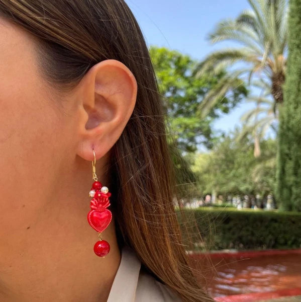 Pendientes largos de corazón ardiente rojo de cerámica Siciliana y perlas naturales de Marardi