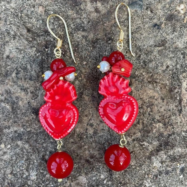 Pendientes largos de corazón ardiente rojo de cerámica Siciliana y perlas naturales de Marardi