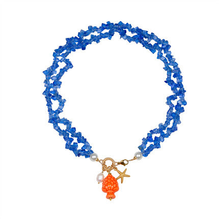 Collar corto de piedras azules y colgante de cerámica que es una piña naranja con una perla natural y estrella de mar marardi